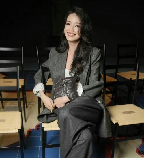 杨紫和迪丽热巴粉丝开撕，一场因时装周引发的骂战