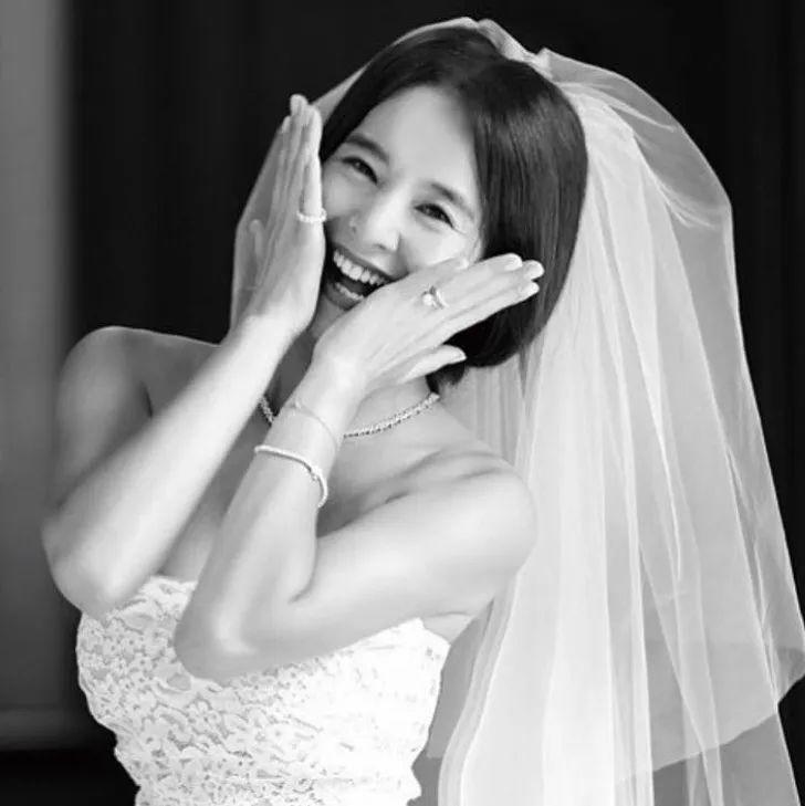 他超爱！YG艺人连发三条动态庆祝与妻子的结婚纪念！