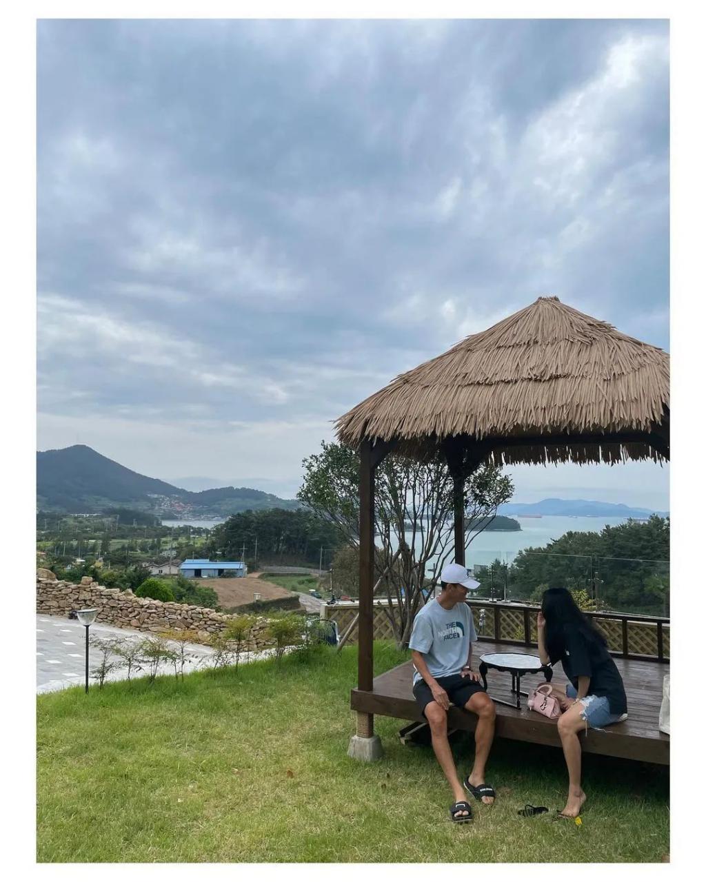 他超爱！YG艺人连发三条动态庆祝与妻子的结婚纪念！