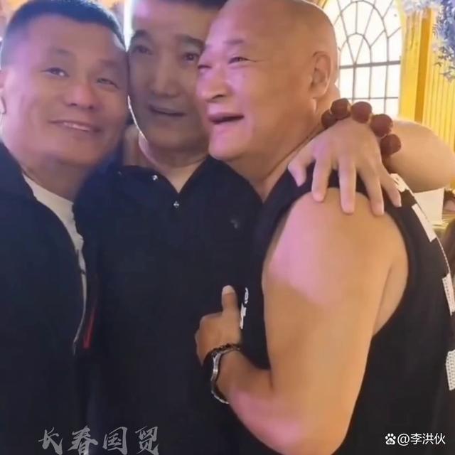 何庆魁儿子与高秀敏徒弟直播间互怼，线下是相亲相爱一家人