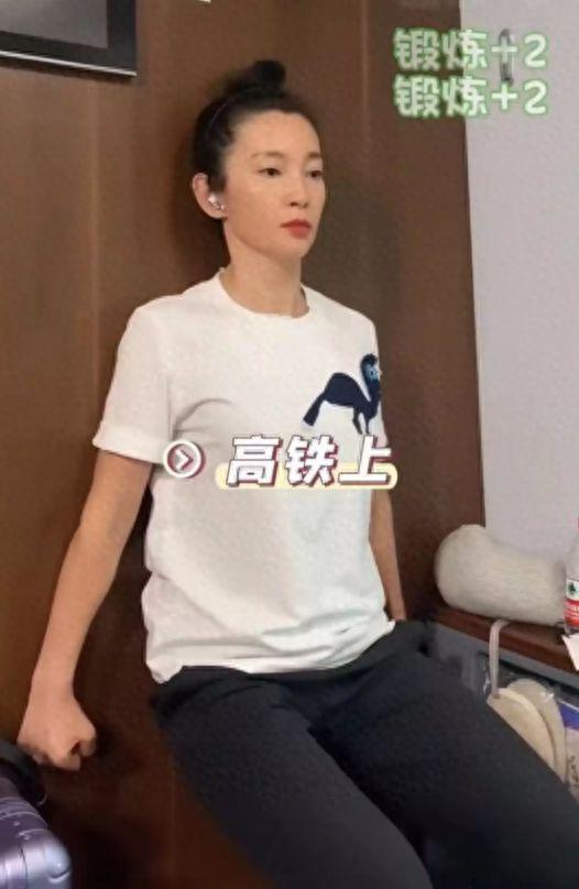 李冰冰和妹妹迪拜度假，50岁双腿细直如少女