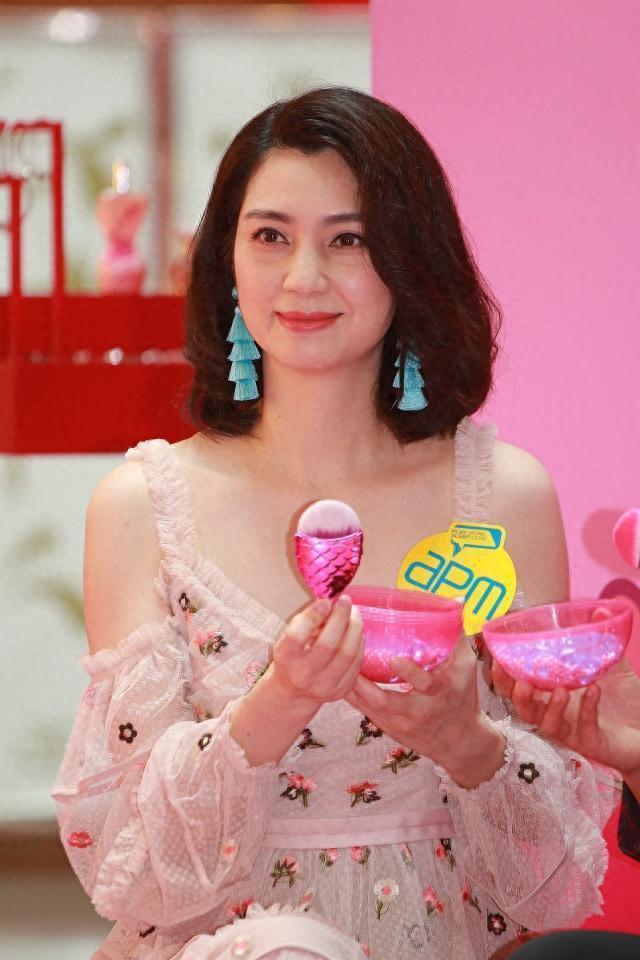 52岁洪欣庆生！陈法蓉蔡少芬陪同，老公张丹峰缺席