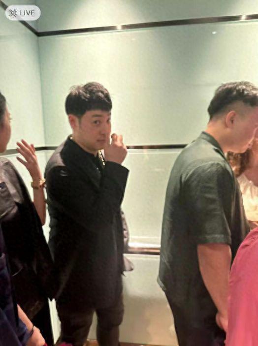 潘玮柏夫妇新加坡度假，宣云一身行头超过50万