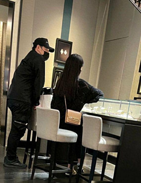 潘玮柏夫妇新加坡度假，宣云一身行头超过50万