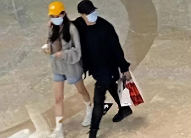 潘玮柏夫妇新加坡度假，宣云一身行头超过50万