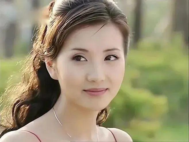 巅峰期选择隐退，她后悔吗？