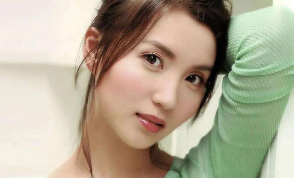 巅峰期选择隐退，她后悔吗？