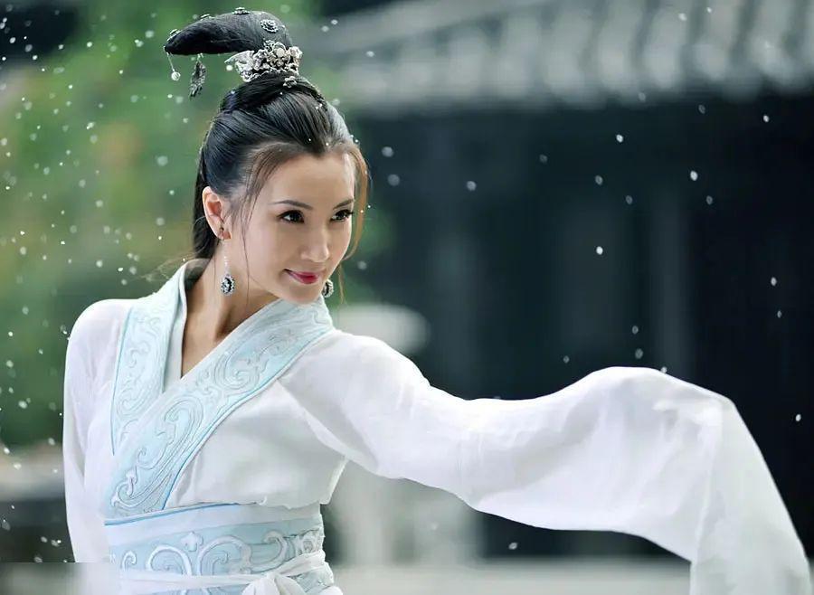 巅峰期选择隐退，她后悔吗？