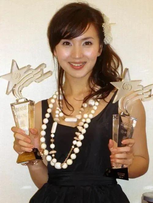 巅峰期选择隐退，她后悔吗？