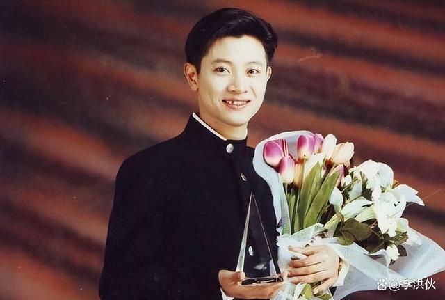 抛弃瞿颖的罗中旭被爆骗钱骗感情，同时跟十人交往