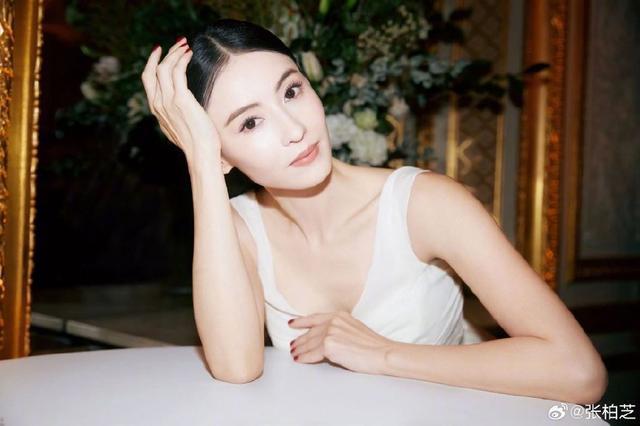 张柏芝白色吊带裙简约大气 优雅松弛美得毫不费力