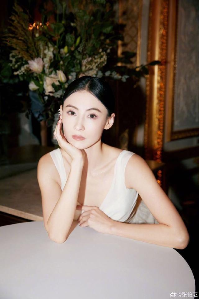 张柏芝白色吊带裙简约大气 优雅松弛美得毫不费力