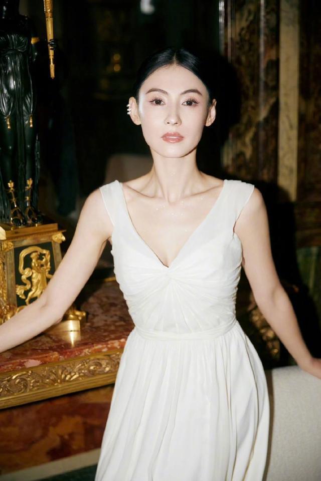 张柏芝白色吊带裙简约大气 优雅松弛美得毫不费力