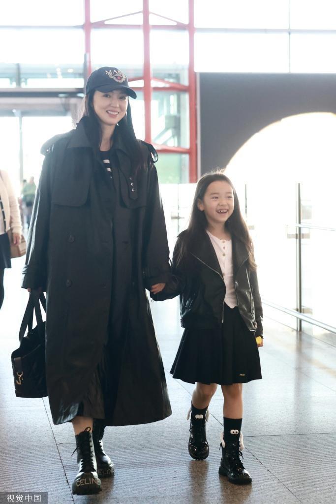 董璇皮衣造型带女儿小酒窝现身机场 母女互动有爱笑脸盈盈