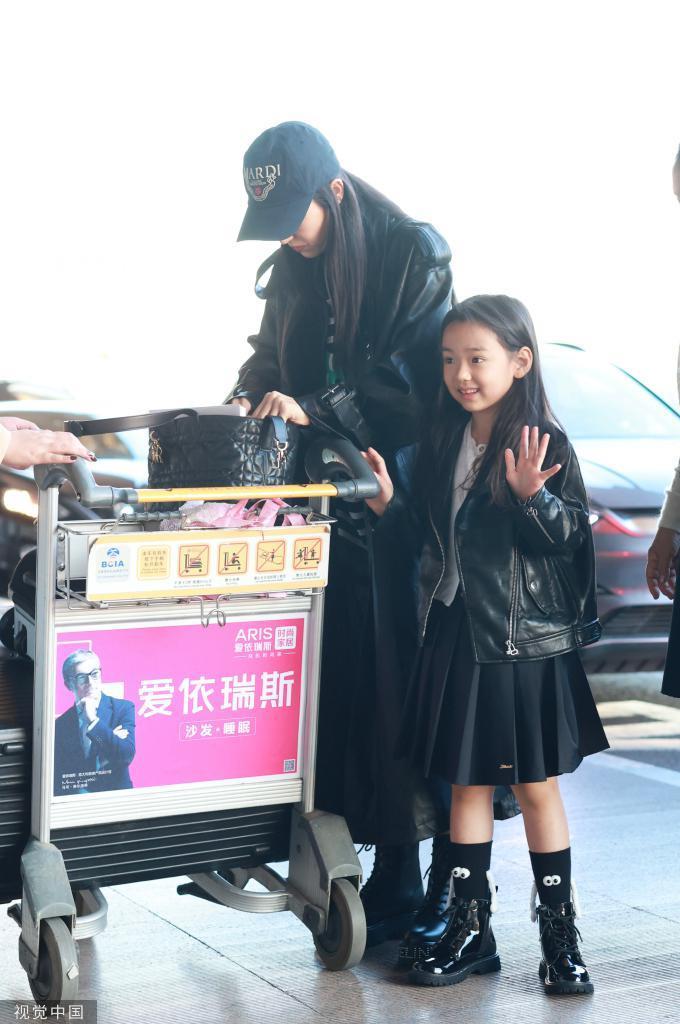 董璇皮衣造型带女儿小酒窝现身机场 母女互动有爱笑脸盈盈