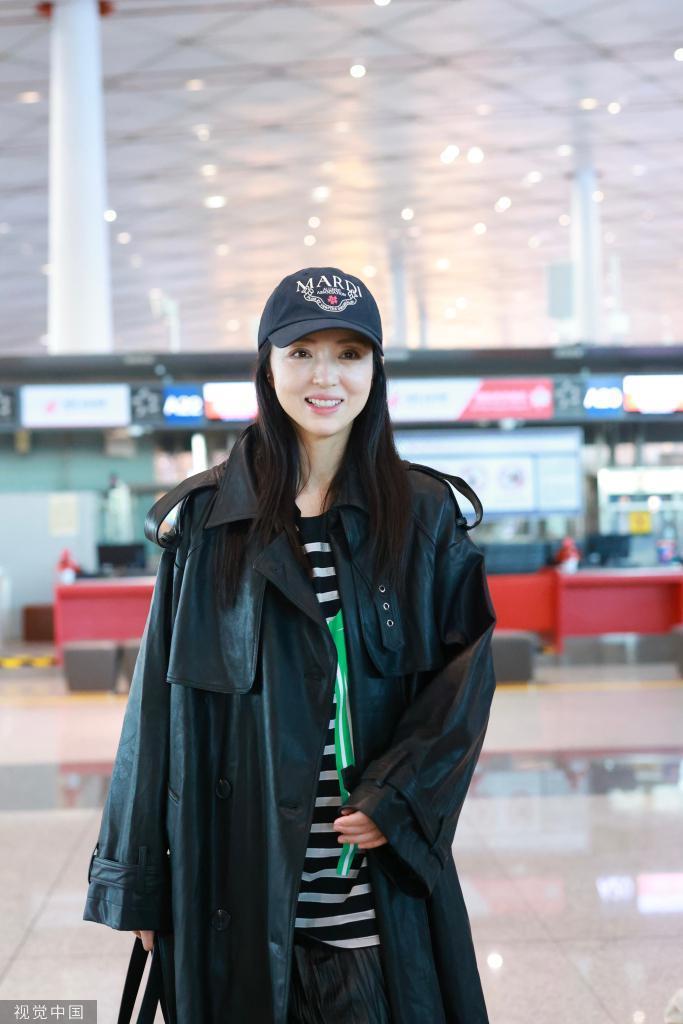 董璇皮衣造型带女儿小酒窝现身机场 母女互动有爱笑脸盈盈