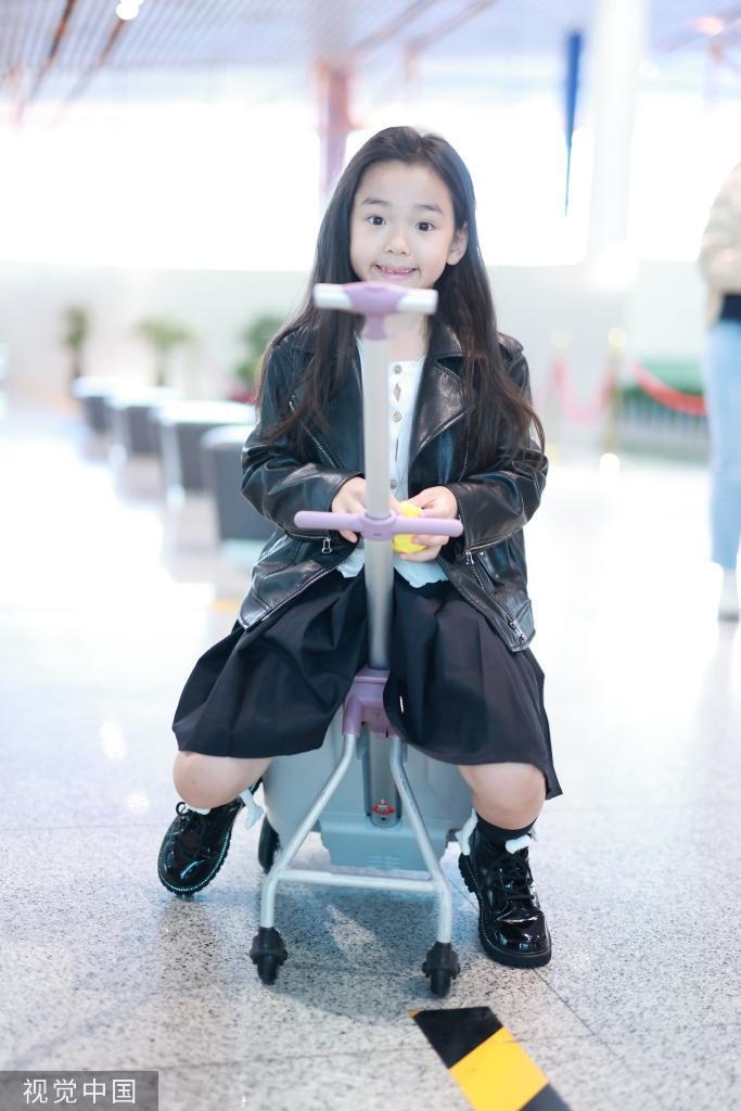 董璇皮衣造型带女儿小酒窝现身机场 母女互动有爱笑脸盈盈