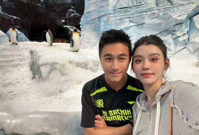奚梦瑶晒与何猷君亲密合影 夫妻俩一起看企鹅超甜