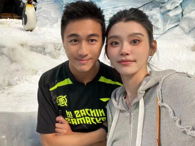 奚梦瑶晒与何猷君亲密合影 夫妻俩一起看企鹅超甜