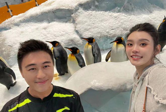 奚梦瑶晒与何猷君亲密合影 夫妻俩一起看企鹅超甜