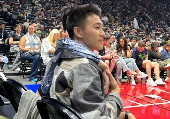 奚梦瑶晒与何猷君亲密合影 夫妻俩一起看企鹅超甜