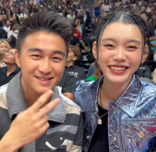 奚梦瑶晒与何猷君亲密合影 夫妻俩一起看企鹅超甜
