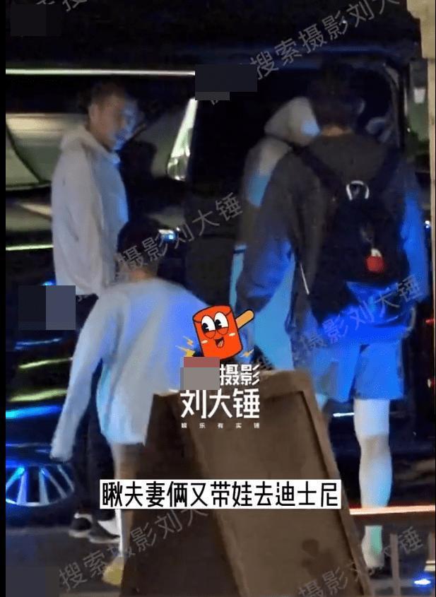 邓超孙俪带儿女游迪士尼 等等自拍搞怪可爱