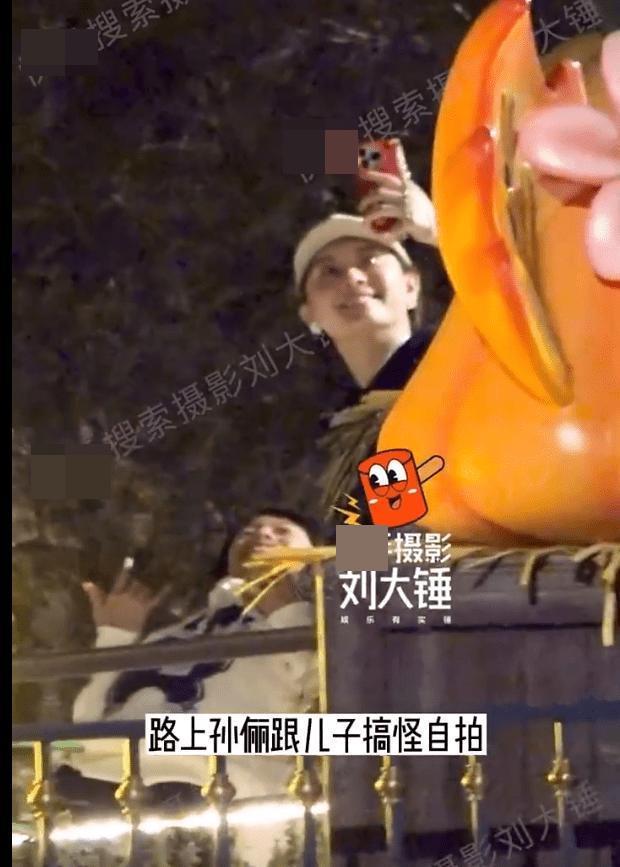 邓超孙俪带儿女游迪士尼 等等自拍搞怪可爱