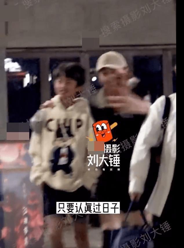 邓超孙俪带儿女游迪士尼 等等自拍搞怪可爱