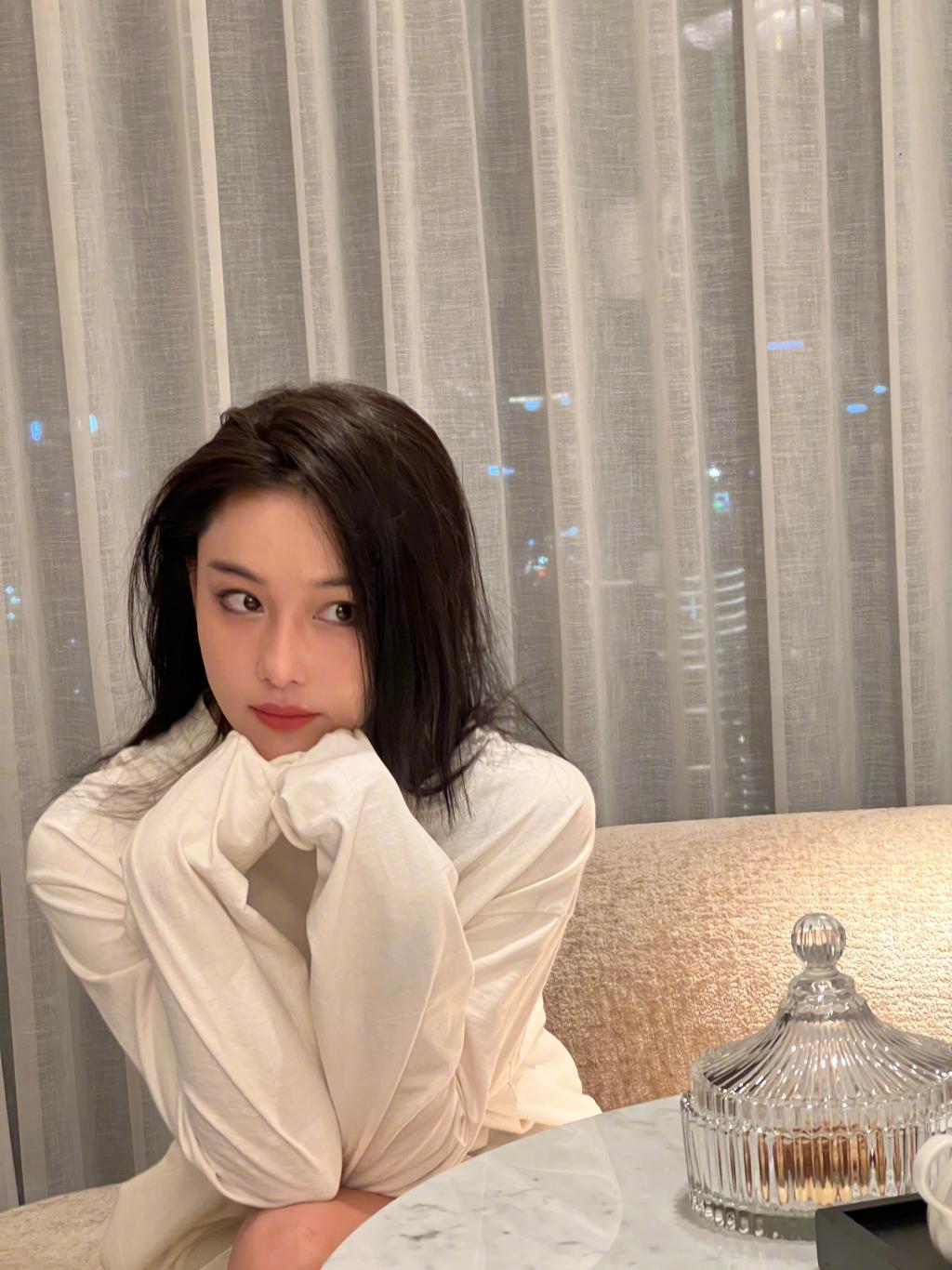 张馨予穿白衣清新简约 双手捧脸显乖巧