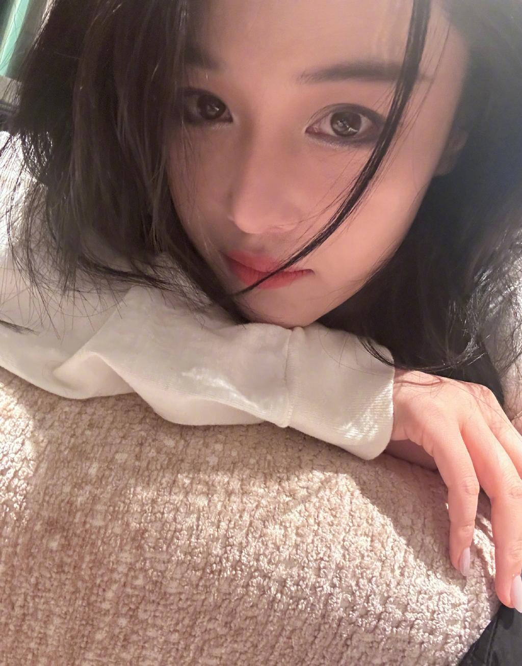 张馨予穿白衣清新简约 双手捧脸显乖巧