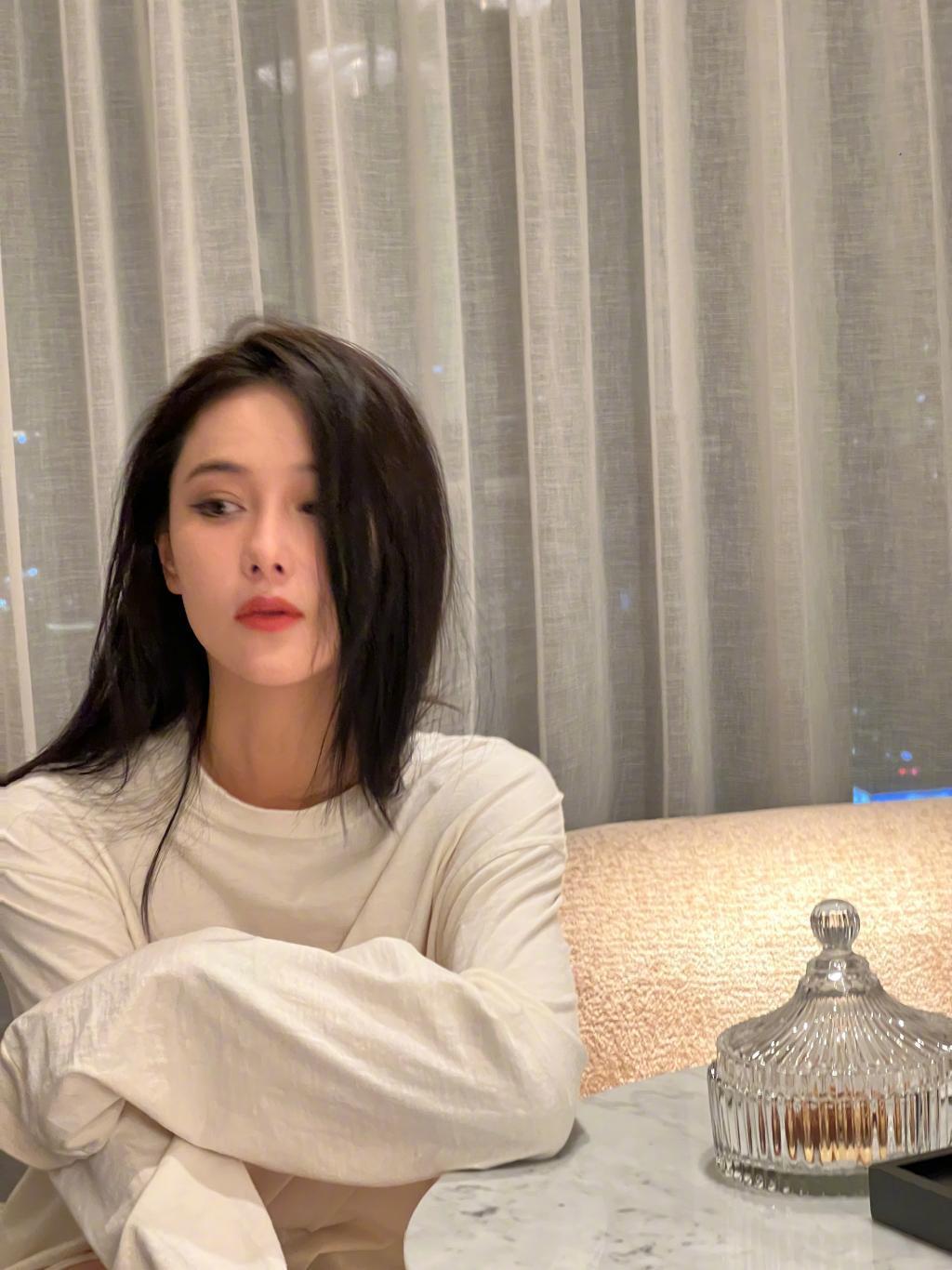 张馨予穿白衣清新简约 双手捧脸显乖巧