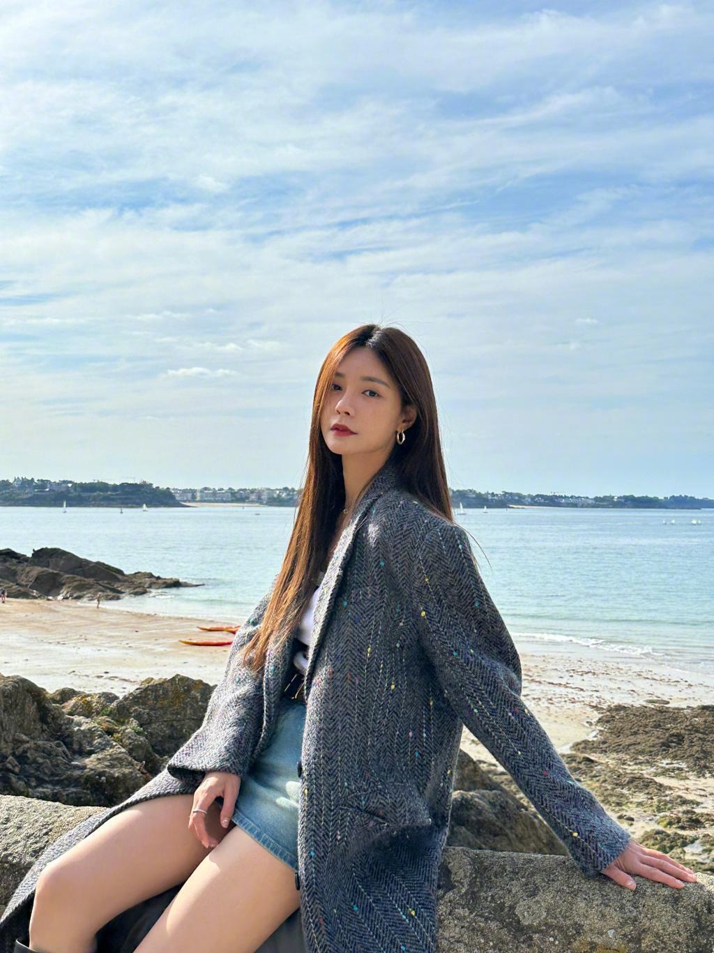 沈梦辰穿热裤大秀美腿 在海边笑容甜美