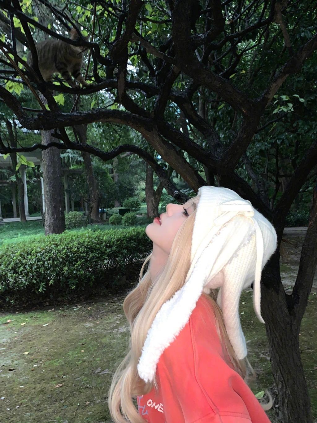 鞠婧祎披金发戴针织帽 对镜wink鬼马可爱