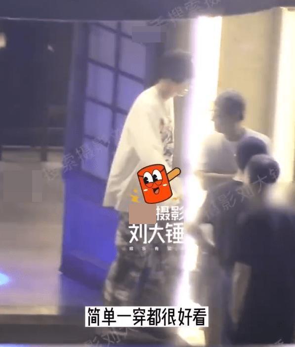 王鹤棣田曦薇相约聚餐 八卦媒体称王鹤棣是单身