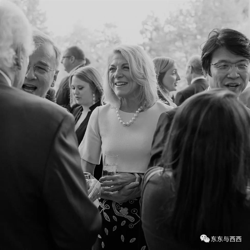 她三婚嫁入顶级家族，拿下老公所有遗产，难怪她看不上邓文迪