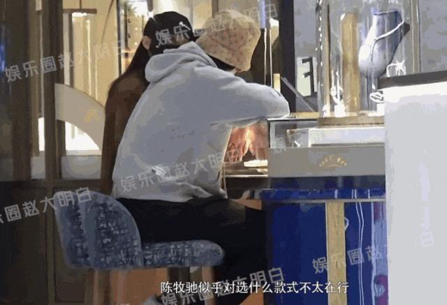 偷偷谈恋爱一年了，女友还是超级白富美？