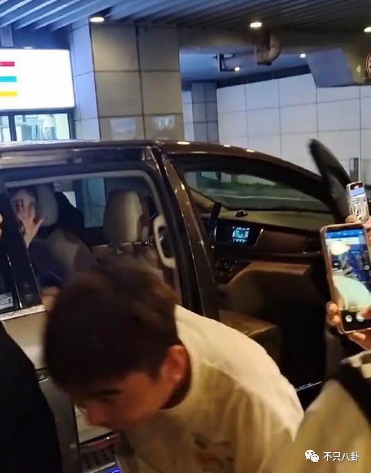 偷偷谈恋爱一年了，女友还是超级白富美？