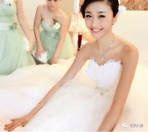 偷偷谈恋爱一年了，女友还是超级白富美？