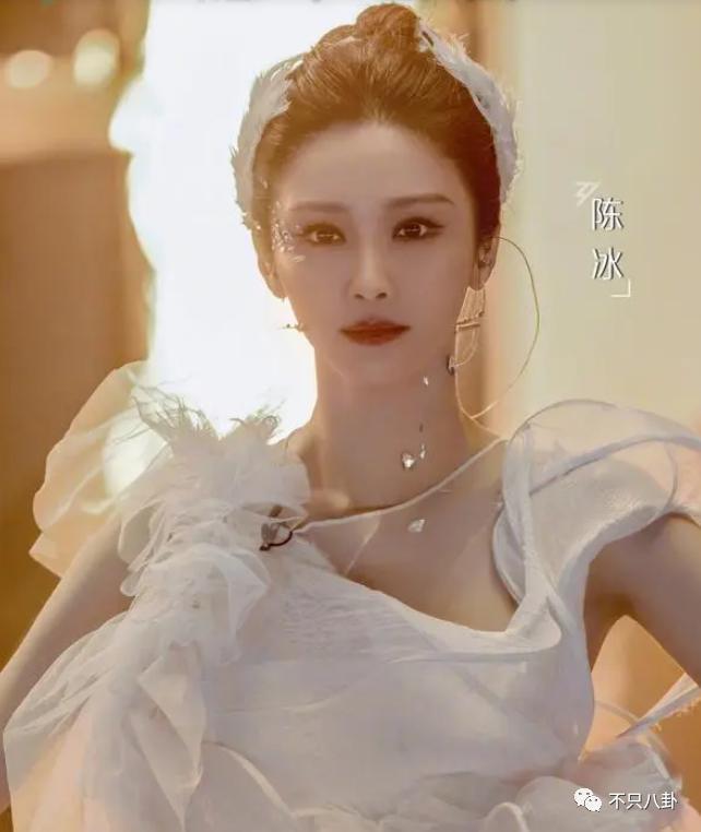 偷偷谈恋爱一年了，女友还是超级白富美？