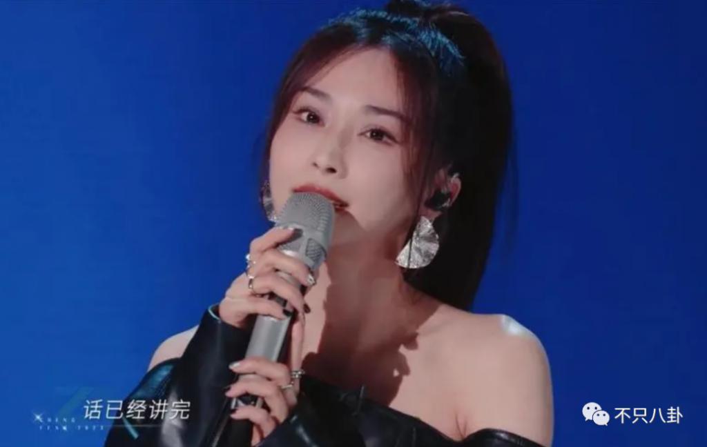 偷偷谈恋爱一年了，女友还是超级白富美？