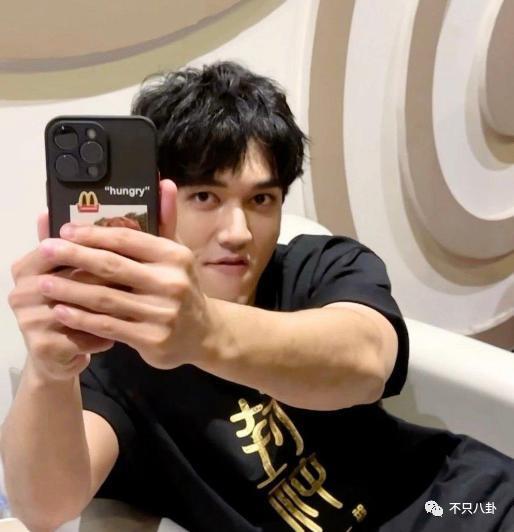 偷偷谈恋爱一年了，女友还是超级白富美？