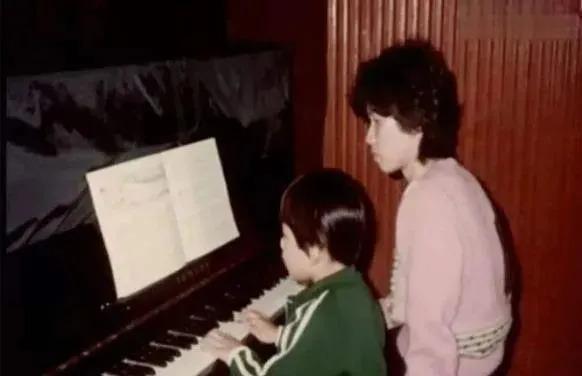 都是才华横溢音乐巨子，晚出道三年周杰伦为何比陶喆火这么多？