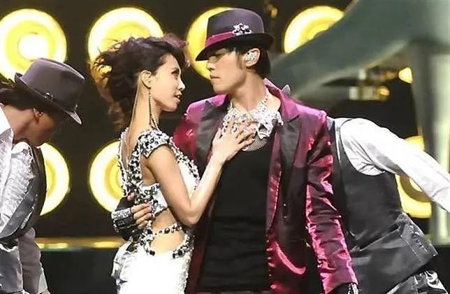 都是才华横溢音乐巨子，晚出道三年周杰伦为何比陶喆火这么多？