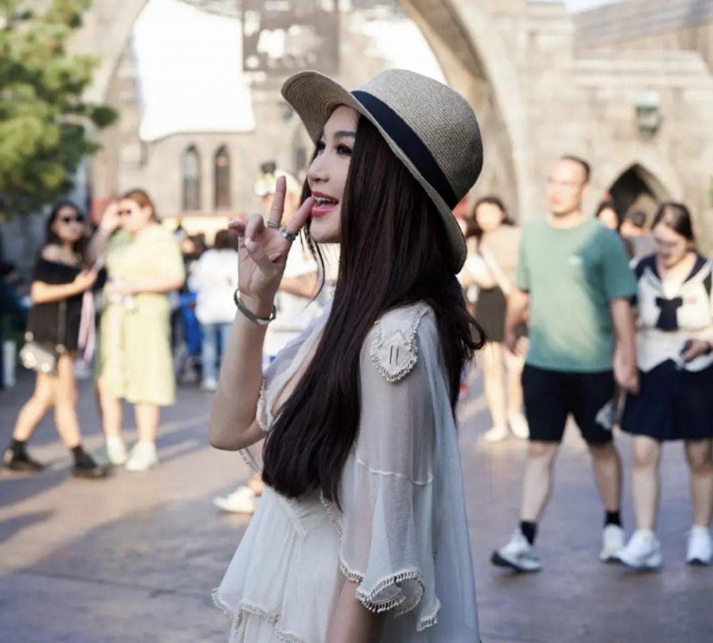 57岁温碧霞现身小县城商演，穿搭万年不变