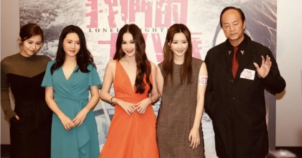 57岁温碧霞现身小县城商演，穿搭万年不变