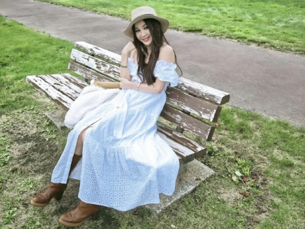 57岁温碧霞现身小县城商演，穿搭万年不变