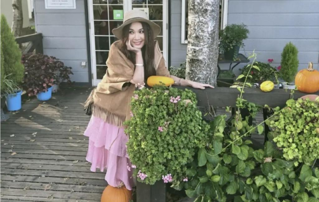 57岁温碧霞现身小县城商演，穿搭万年不变