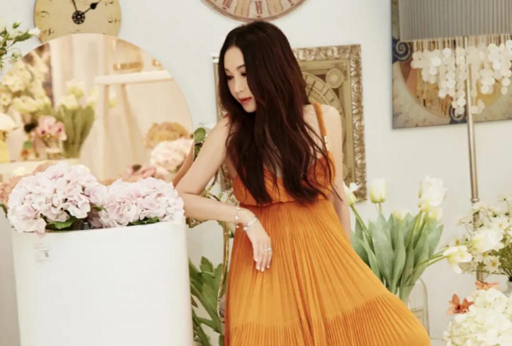 57岁温碧霞现身小县城商演，穿搭万年不变