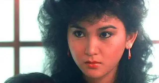 57岁温碧霞现身小县城商演，穿搭万年不变